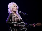 Dolly Parton reapareció acompañada en un video viral tras sus problemas de salud y la súplica de su hermana