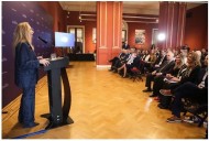 Sin Javier Milei, diputados electos de LLA se reunieron en Casa Rosada, les regalaron una Constitución y no hablaron de extraordinarias