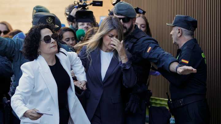 Gritos de las víctimas de la DANA a Maribel Vilaplana a su llegada a los juzgados: "¡Cuenta toda la verdad!"