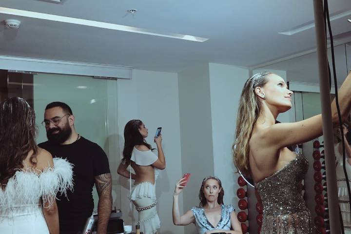 “Ensayos y errores”: el documental que retrata, con humor y franqueza, la caótica primera experiencia laboral de un cineasta chileno