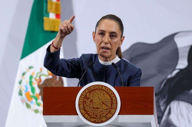 Sheinbaum condena asesinato de Carlos Manzo y culpa a la guerra contra el narco