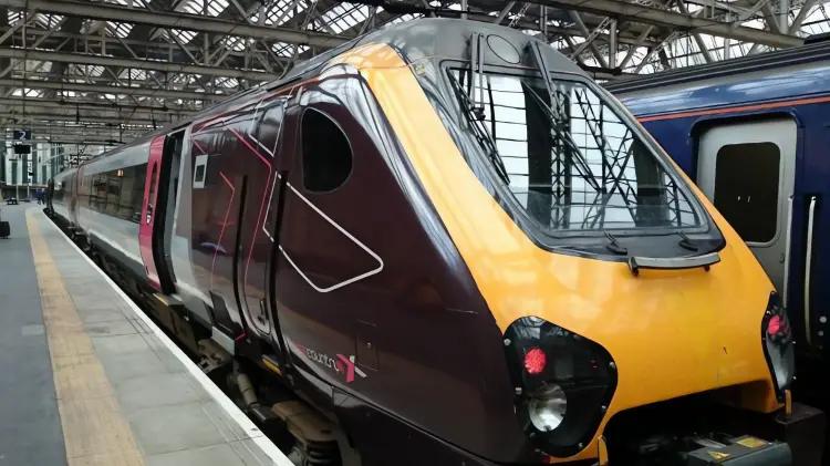 Ataque con cuchillo en tren LNER deja heridos y detenciones en Huntingdon, Inglaterra