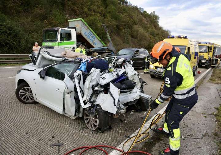 Gran retención en la 'autopista Y' a la altura del nudo de Serín tras un accidente