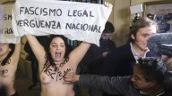 Un hombre toca los pechos de dos activistas de Femen que habían irrumpido en la entrada de la misa por Franco