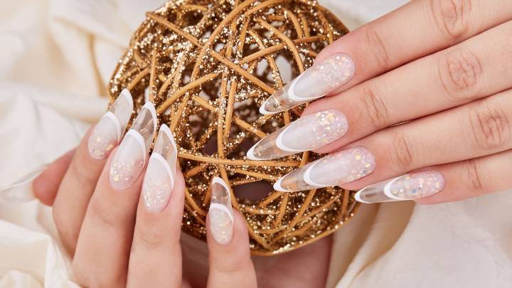 21 ideas de uñas para Navidad: los diseños más elegantes que son tendencia en diciembre 2025