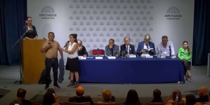 Realizaron una insólita exposición antivacunas en el Congreso: intentaron demostrar efectos de magnetismo