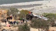 Tragedia en Arequipa: al menos 37 muertos tras caída de bus a barranco en Ocoña