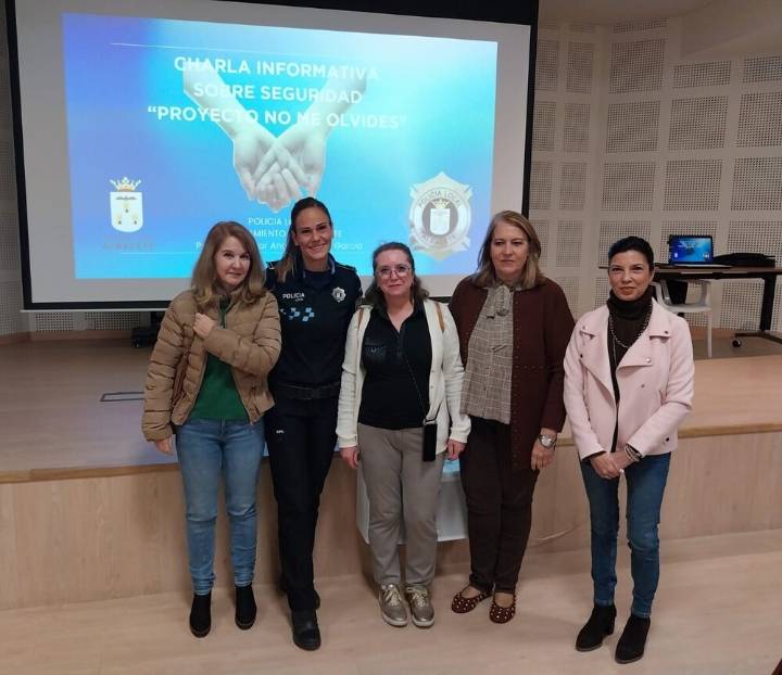 La Policía Local ofrece charlas preventivas a personas mayores