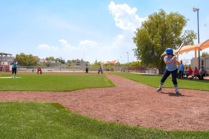 Estrenan cancha de sóftbol en el Centro Deportivo “Tolteca”, en el municipio de Apaxco, Edomex