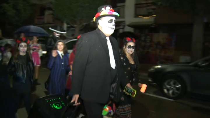 Mérida se une a México para celebrar el Día de Muertos con un colorido pasacalles pese a la lluvia