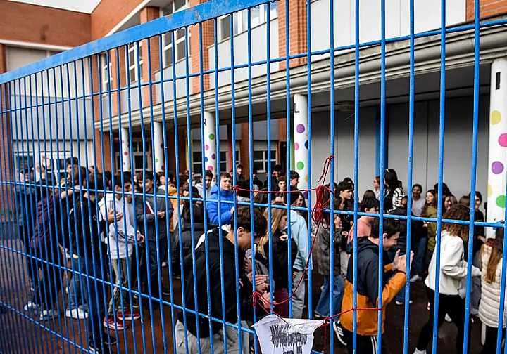 «Nagore, estamos contigo»: alumnos del instituto de Plentzia condenan el reiterado acoso a una profesora