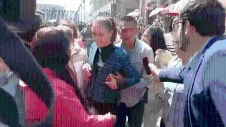 VIDEO: Un hombre acosa sexualmente a la presidenta de México, Claudia Sheinbaum