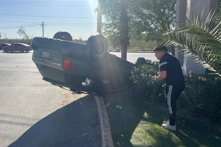 Da vuelta y vuelca en bulevar Gómez Morín