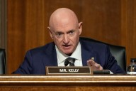 Pentágono investiga al senador Mark Kelly por video donde insta a “rechazar órdenes ilegales”
