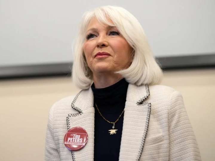 Quién es Tina Peters, y por qué se convirtió en una heroína para los conspiracionistas electorales en EEUU