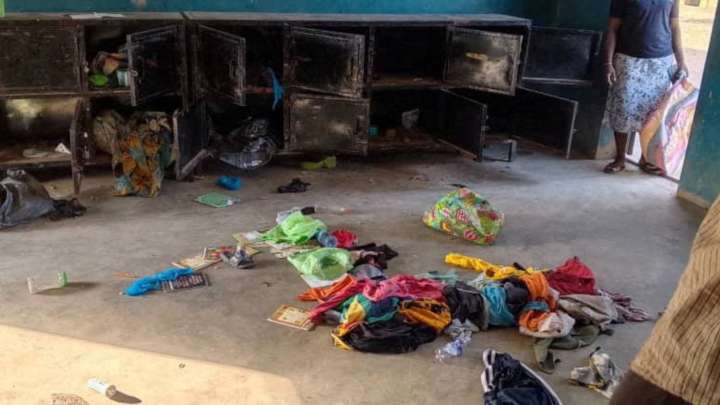 Escapan 50 Alumnos Secuestrados en Escuela de Nigeria Mientras Continúan Operativos de Rescate