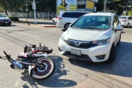 Vuelta imprudente provoca choque entre auto y moto en Ciudad del Carmen; joven resulta lesionado