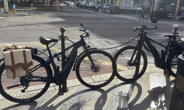 Una peculiar norma local prohíbe atar las bicicletas a los postes de Cagliari (Cerdeña)