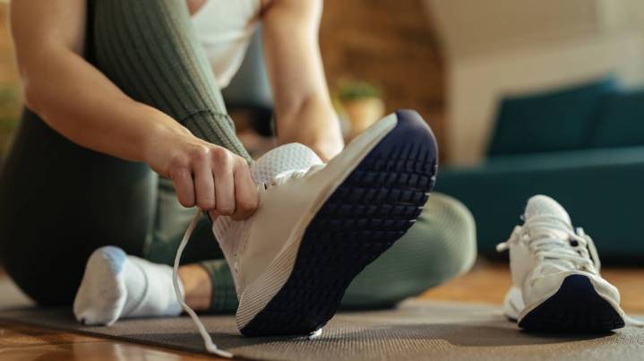 Qué significa ponerse la zapatilla derecha antes que la izquierda, según la psicología del comportamiento