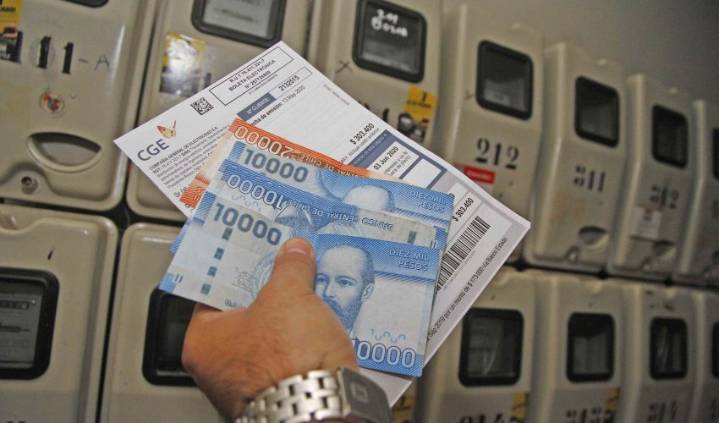 Gobierno realiza talleres a organizaciones de consumidores para explicar proceso de restitución de cobros excesivos en cuentas de la luz