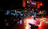 El público aplaude la puesta en escena “Filos” de Pilo Galindo en el Centro Cultural Ernesto Ochoa Guillemard