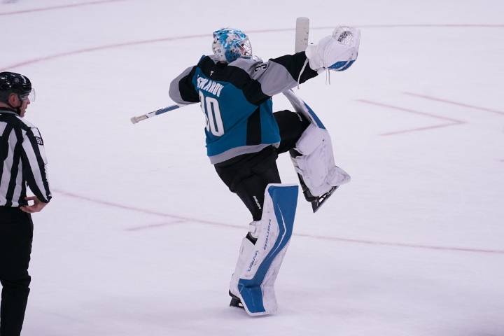 Deadspin | Philipp Kurashev's shootout goal lifts Sharks past Kings