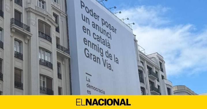 El Gobierno coloca una lona en catalán en la Gran Vía de Madrid para reivindicar la democracia