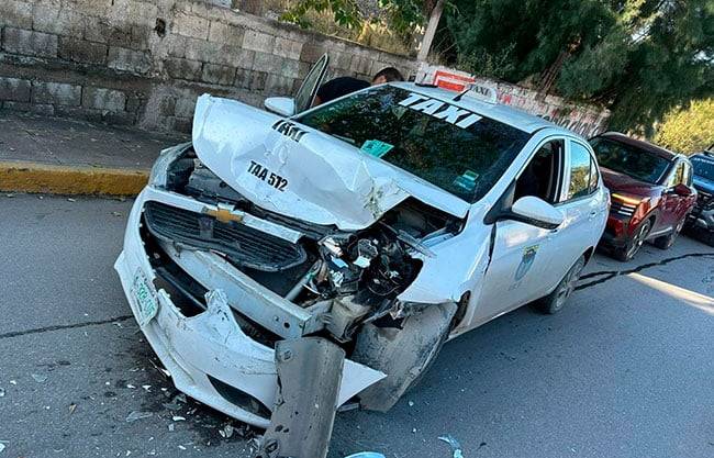 Provoca taxista choque múltiple y daños en el Centro
