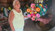 A pesar del dolor, no suelta la tradición: Carmen Bibriesca, más de 20 años elaborando coronas en Cacalotán