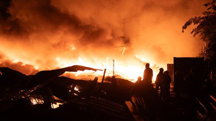 Al menos 20 heridos deja explosión en planta química de Ezeiza, Argentina: las autoridades decretan 'código rojo'