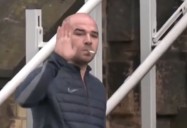 Otro sigue prófugo. Fumó un cigarrillo, saludó a la prensa y se entregó: liberan por error a dos presos en Londres