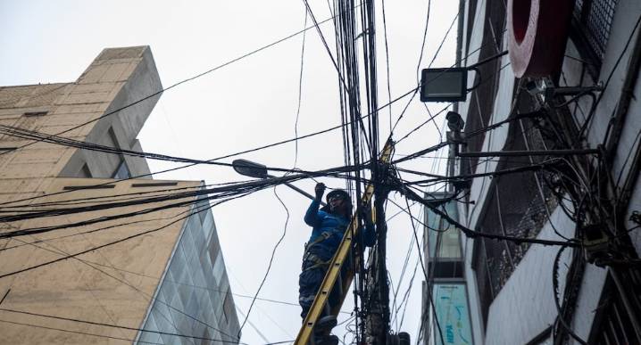 Centro de Lima: retiran cables aéreos en Mesa Redonda, Mercado Central y Triángulo de Grau