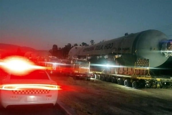 Causa caos vial traslado de reactores en la México