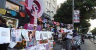 Colocan ofrenda por víctimas de femicidio en Antimonumenta frente a Bellas Artes