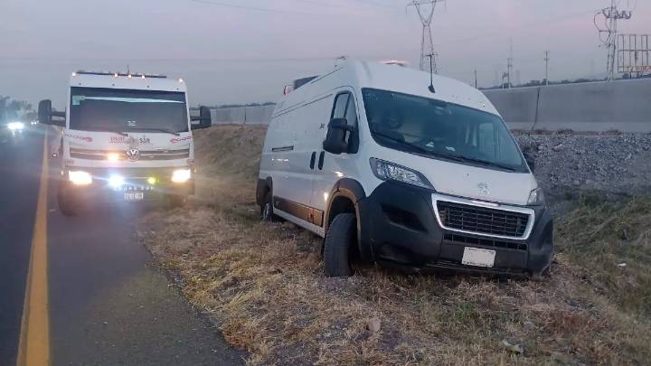 Camioneta terminó en camellón de la 57
