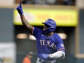 Adolis García se convierte en agente libre