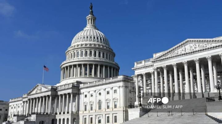 Senado de EU aprueba proyecto para levantar cierre de gobierno