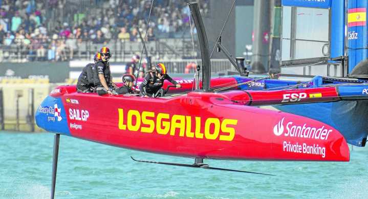 España cede su corona