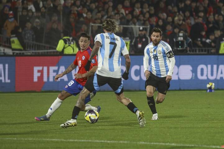 Nutricionista de la selección argentina aconseja a futbolistas chilenos y advierte riesgos de consumir comida “chatarra” y alcohol