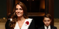 Vestido elegante con cuello babero: Kate Middleton rinde homenaje a Lady Di en el gran concierto por el Día del Recuerdo