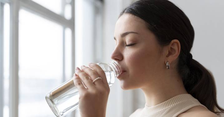 Alerta sanitaria por la presencia de una bacteria en el agua mineral de esta conocida marca