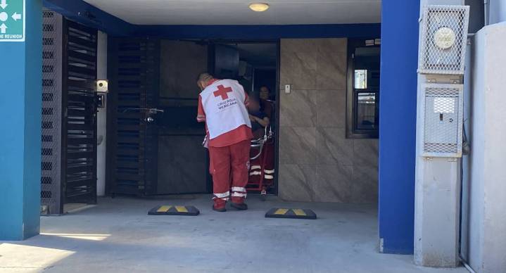 Mujer resulta lesionada tras caerle reja metálica en negocio del centro de Hermosillo