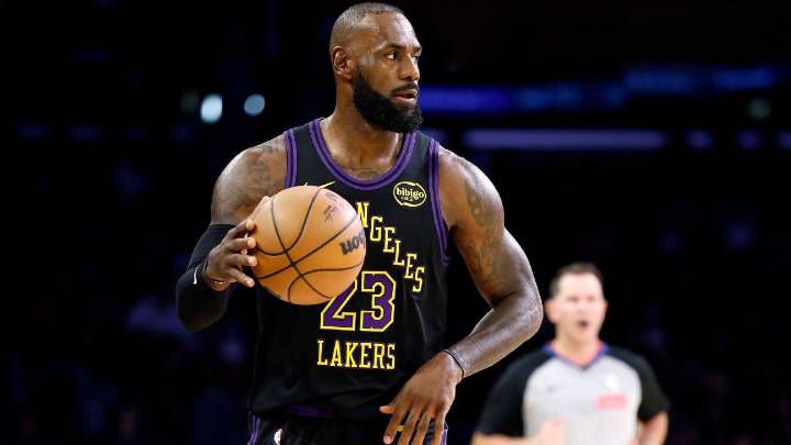 LeBron debuta contra Jazz e impone marca con su campaña 23
