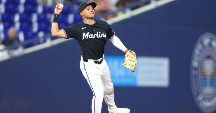 Venezolano Javier Sanoja, de los Marlins, consigue su primer Guante de Oro en MLB