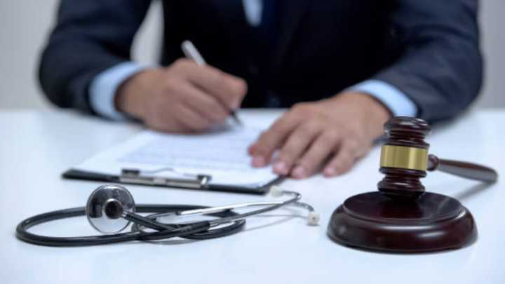 Médico olvidó poner una coma en una receta médica: niño de 2 años murió por sobredosis