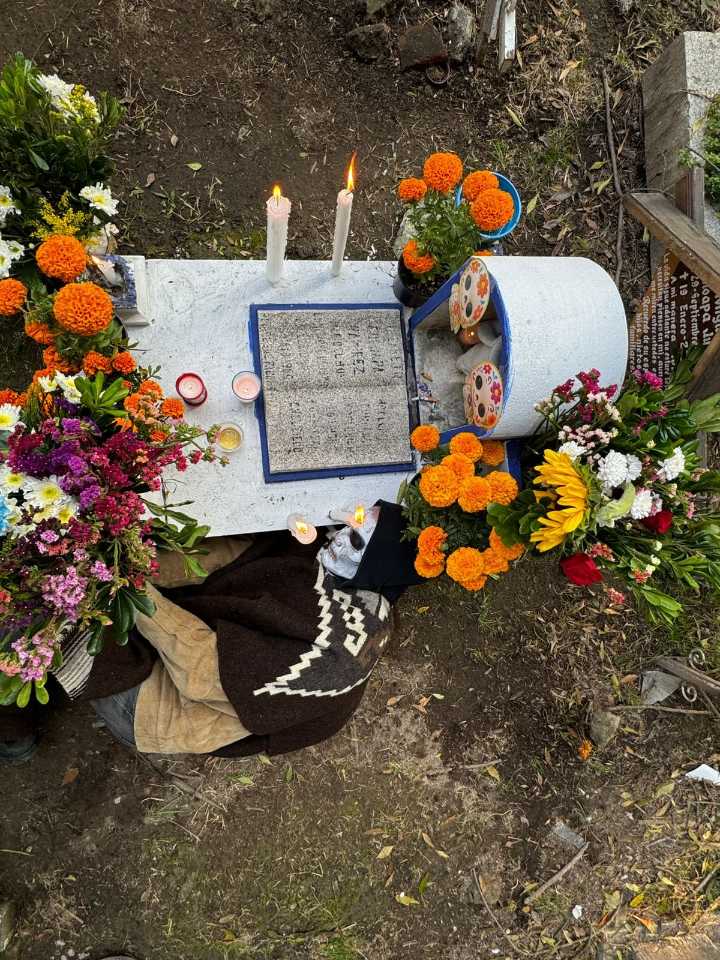 Con bebidas, alimentos y música, recuerdan a sus familiares en el Panteón Xilotepec