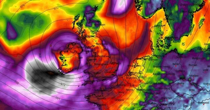 UK weather maps show exact date Britain 'disappears' under huge 650-mile winter storm 