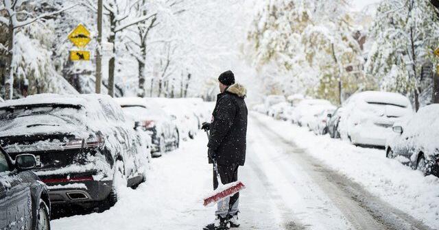 Heavy November snowfall knocks out power, closes schools in Quebec