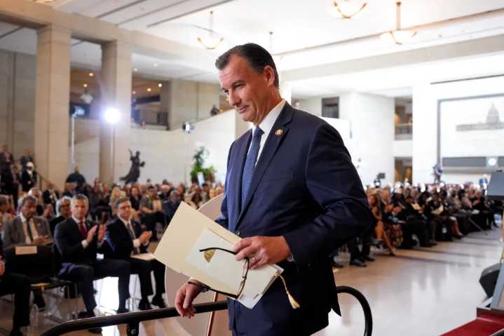 Suozzi propone los impuestos de Mamdani, pero “No se junta con la chusma” socialista