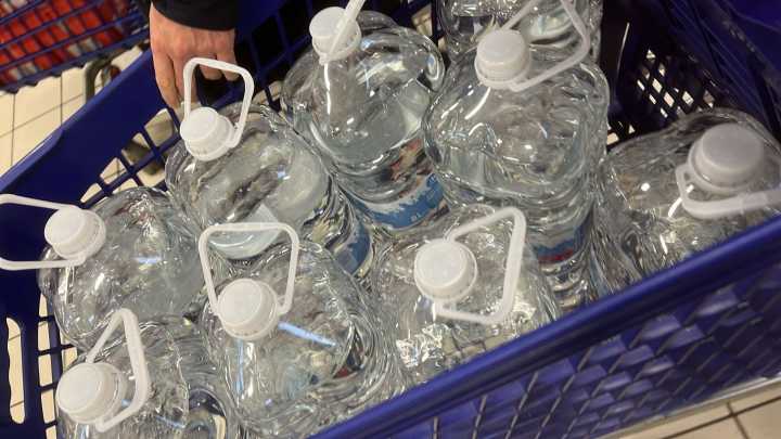 Los placentinos se apresuran a comprar agua embotellada More